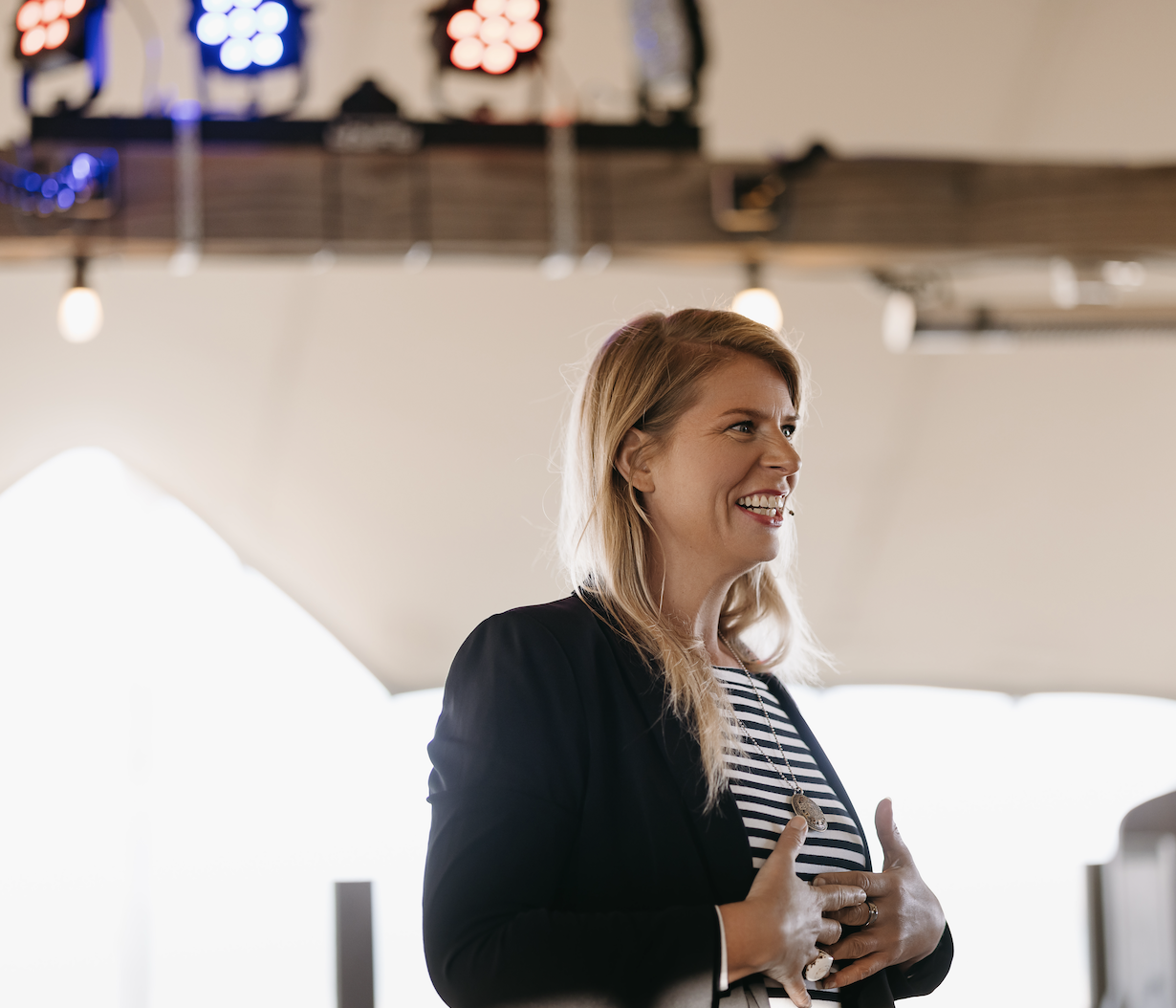 Kim Padding op het podium met headset
